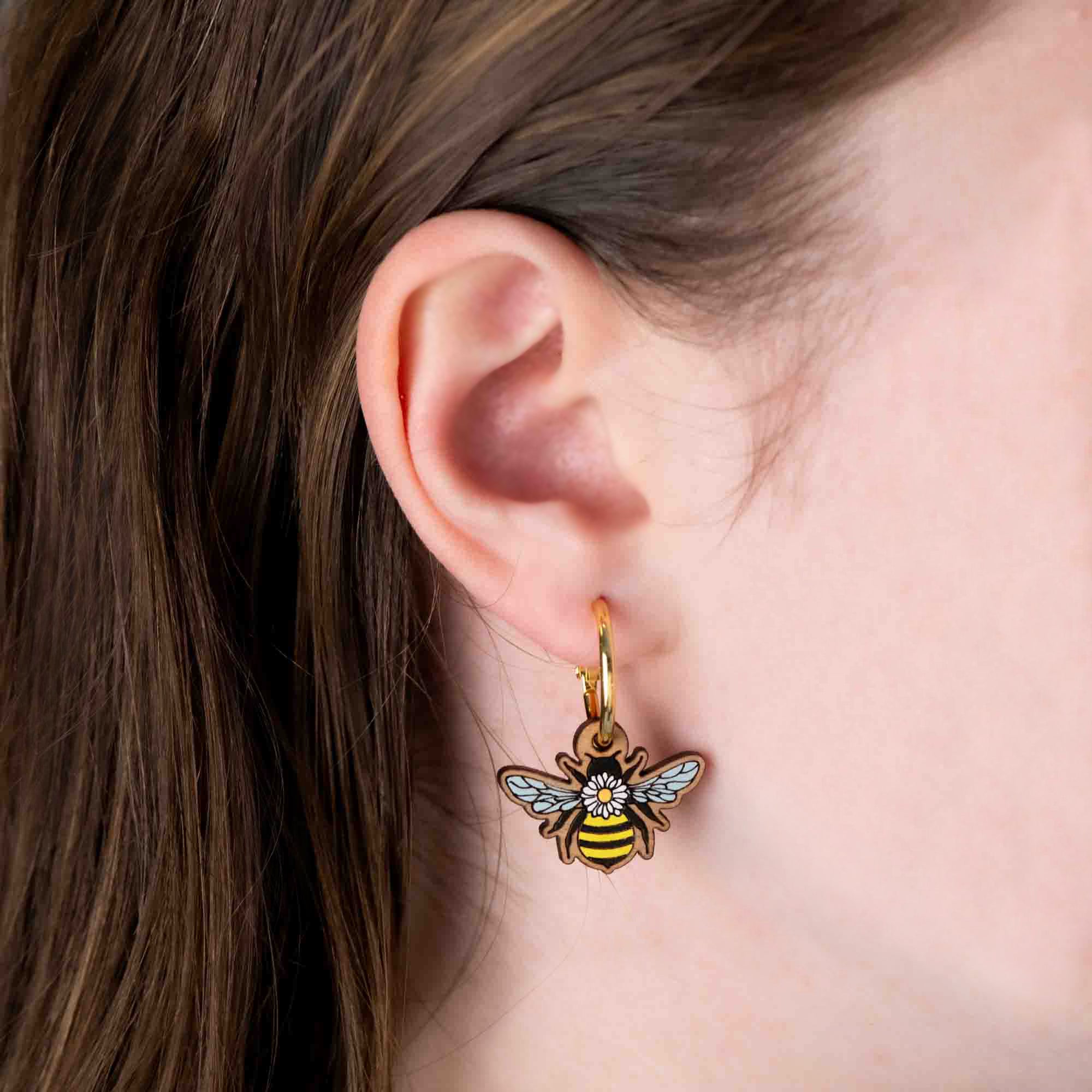 Hand-Painted Bee with Daisy Hoop Earrings - PEO14120H