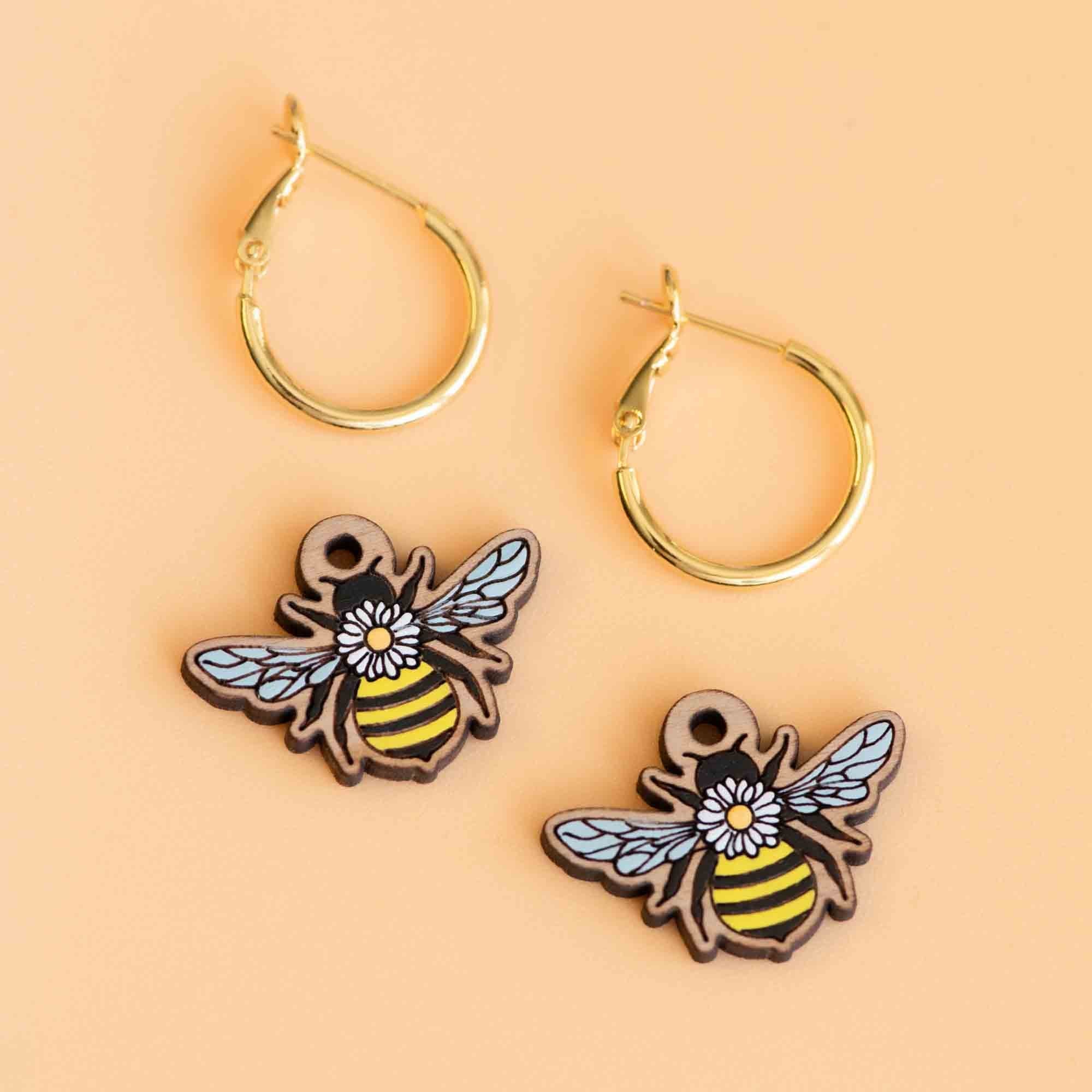 Hand - Painted Bee with Daisy Hoop Earrings - PEO14120H - Robin Valley Official Store