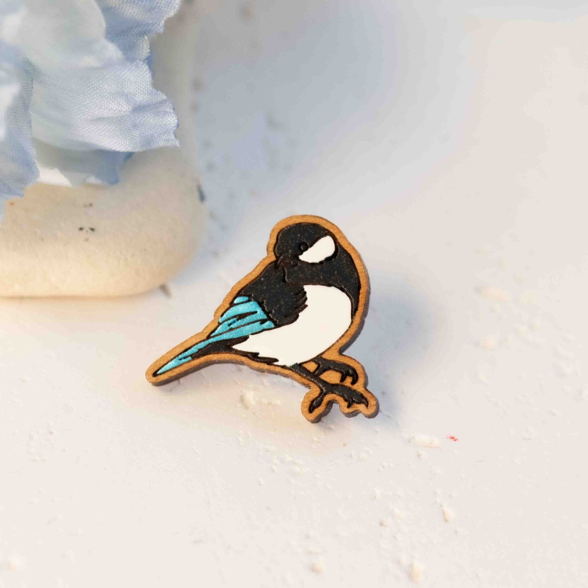 Hand - painted Magpie Wooden Pin Badge - PB42085 - Robin Valley Official Store