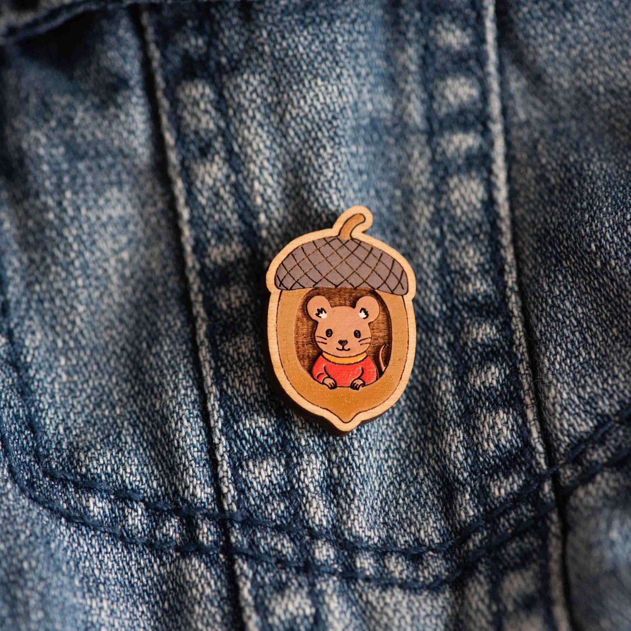 Hand - painted Mouse in Acorn House Wooden Pin Badge - PL40502R - Robin Valley Official Store