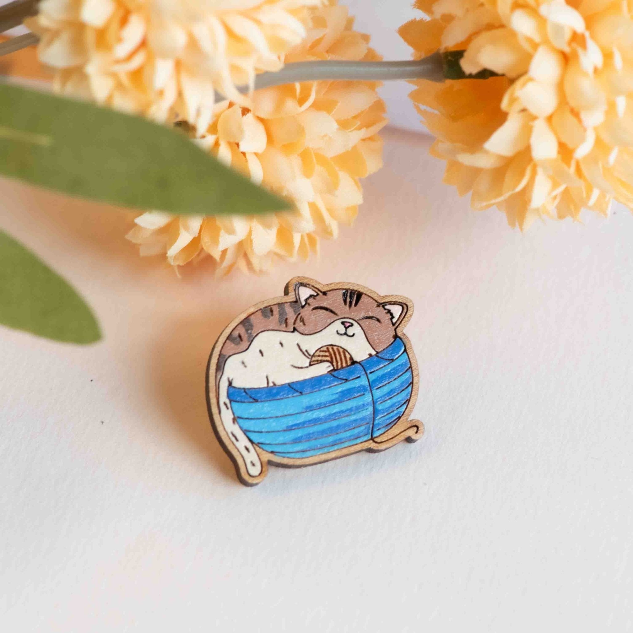 Hand - painted Sleeping Cat in Basket Wooden Pin Badge - PL40423 - Robin Valley Official Store