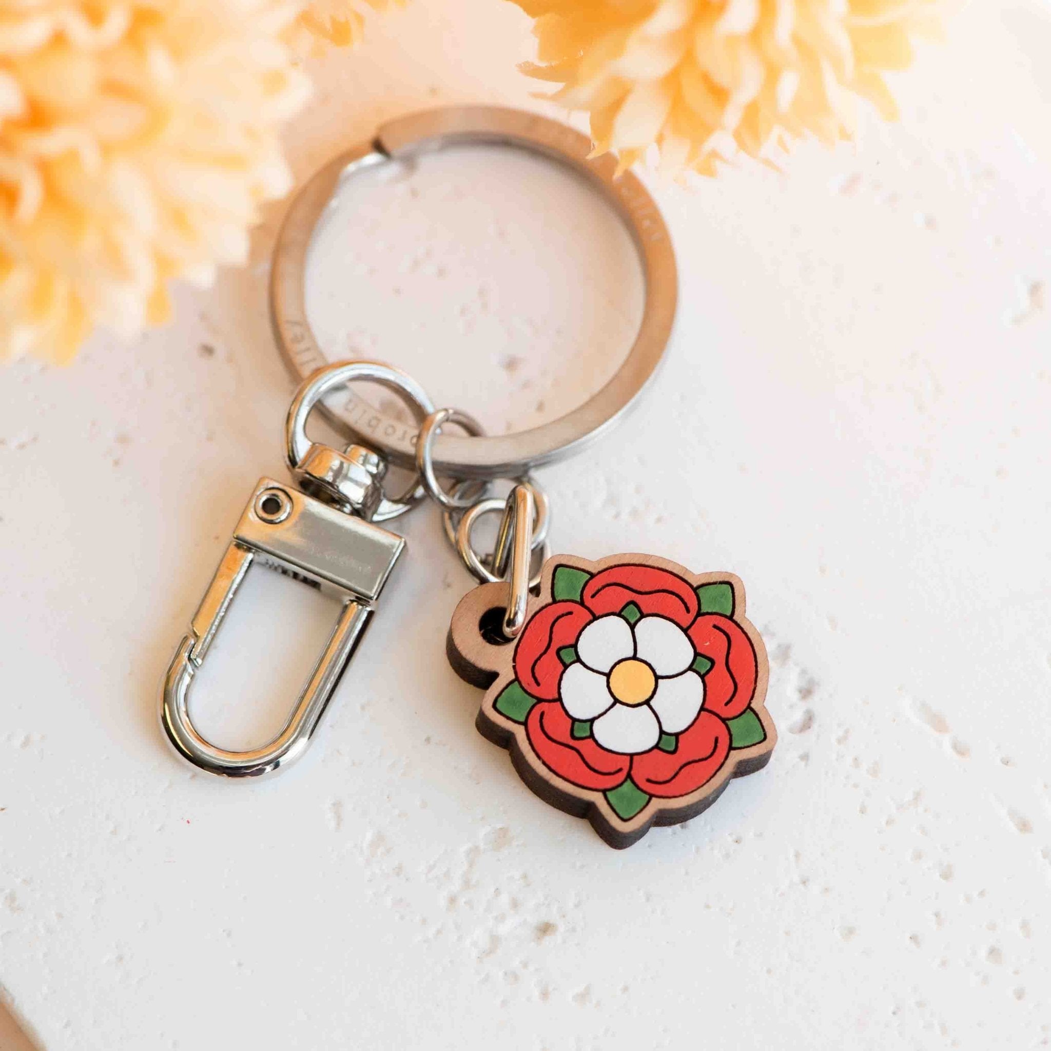 Hand - painted Tudor Rose Wooden Keyring - KO24064 - Robin Valley Official Store